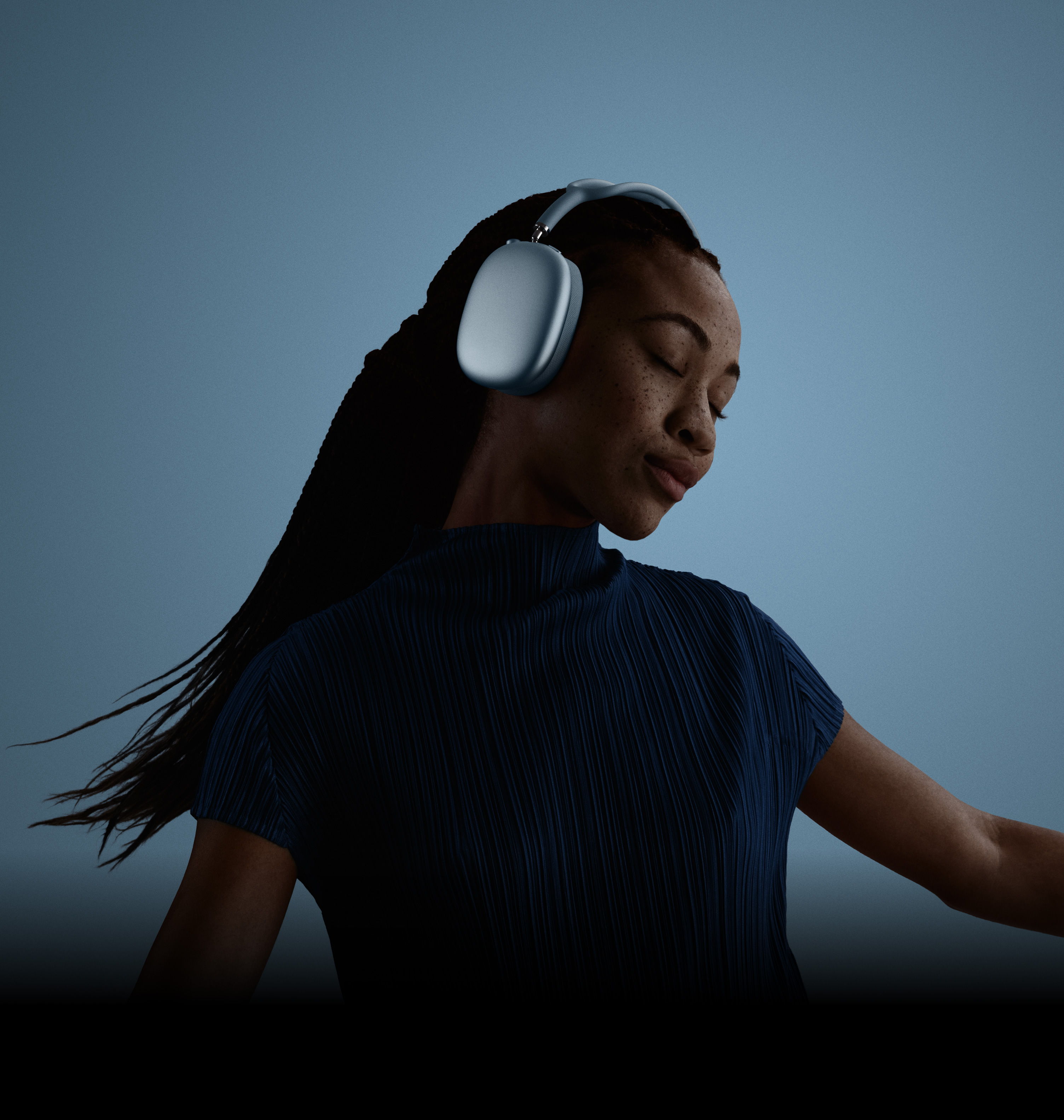 一位女子戴着 AirPods Max,闭着眼睛,头偏向左边。